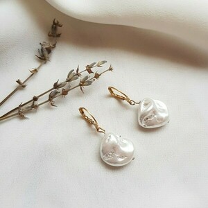 "Pearl Earrings"- Μίνιμαλ σκουλαρίκια με πέρλες - επιχρυσωμένα, κρίκοι, μικρά, ατσάλι, πέρλες - 3