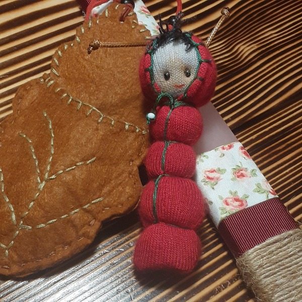 Λαμπάδα pocket doll "Κάμπια σε καφέ φύλλο" - κορίτσι, λαμπάδες, για παιδιά, κούκλες, ζωάκια - 4