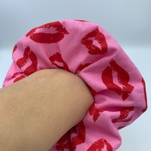 Scrunchie σε pattern Φιλάκια - ύφασμα, δώρα για γυναίκες, λαστιχάκια μαλλιών, αξεσουάρ μαλλιών - 2