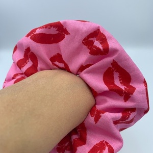 Scrunchie σε pattern Φιλάκια - ύφασμα, δώρα για γυναίκες, λαστιχάκια μαλλιών, αξεσουάρ μαλλιών - 2