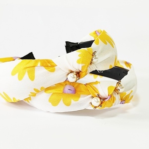 Στέκα άσπρη με κόμπο κίτρινα λουλούδια και πέρλες - ύφασμα, φλοράλ, απαραίτητα καλοκαιρινά αξεσουάρ, πέρλες, στέκες - 3
