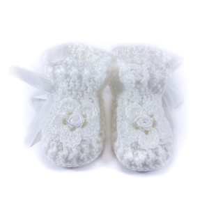 Πλεκτά λευκό παπουτσάκια για κορίτσια/ παπούτσια για μωρά με λουλούδια/ 0-12/ Crochet white booties for girls - κορίτσι, δώρο για νεογέννητο, βρεφικά ρούχα