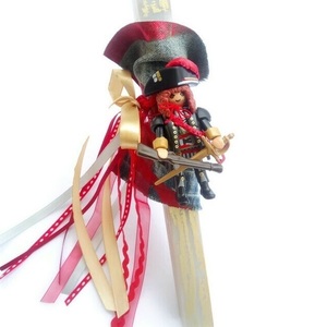 Λαμπάδα Πειρατής με Μαύρο Καπέλο Κόκκινο Φτερό και σπαθιά Τετράγωνη Γκρι 30cm - αγόρι, λαμπάδες, για παιδιά, παιχνιδολαμπάδες