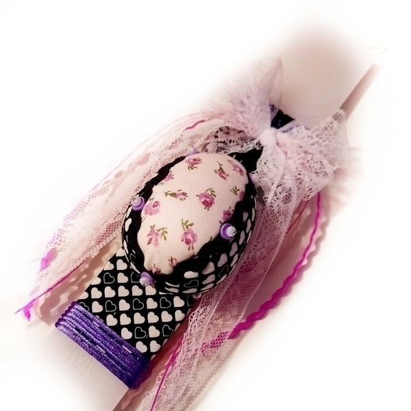 Χειροποίητη λευκή αρωματική λαμπάδα 25 cm x 4.5 cm,με χειροποίητο διακοσμητικό αυγουλάκι με ασπρόμαυρες καρδούλες και ροζ λουλουδάκια - κορίτσι, λαμπάδες, για παιδιά, για ενήλικες, για εφήβους