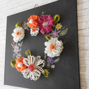 Καδράκι καμβάς, με στεφάνι από χειροποίητα λουλούδια από μαλλί, σπάγκο και ζωγραφική 20x20cm - πίνακες & κάδρα, καμβάς, στεφάνια, λουλούδια - 2