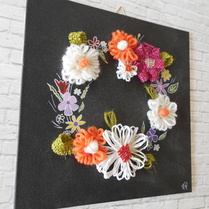 Καδράκι καμβάς, με στεφάνι από χειροποίητα λουλούδια από μαλλί, σπάγκο και ζωγραφική 20x20cm - πίνακες & κάδρα, καμβάς, στεφάνια, λουλούδια - 3