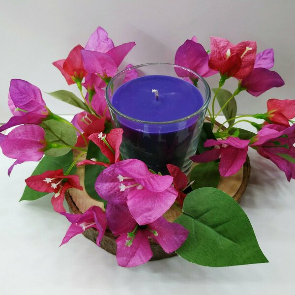 Ξύλινη σύνθεση κορμός 15χ12 εκ με υφασμάτινα λουλούδια και χειροποίητο μωβ κερί σε γυάλινο ποτήρι - αρωματικά κεριά