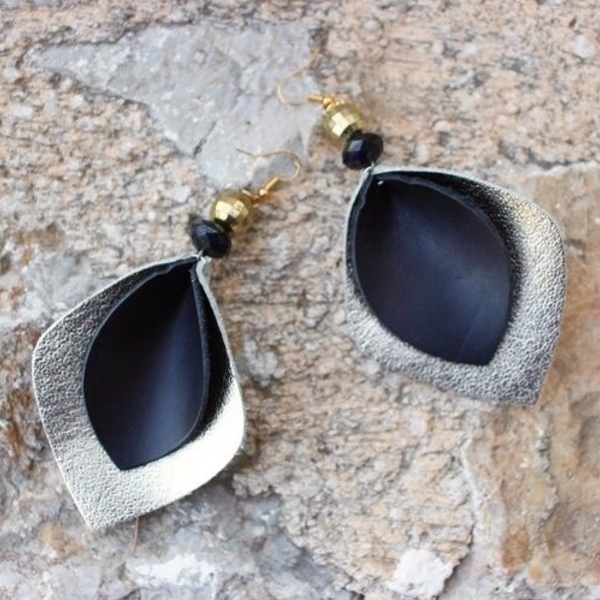 Δερμάτινα σκουλαρίκια μαύρο-GOLD-χάντρες - δέρμα, ατσάλι, κρεμαστά - 2