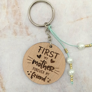 Ξύλινο Μπρελόκ με χάντρες – First my mother forever my friend- 5cm x 5cm - μητέρα, γιορτή της μητέρας, ξύλινα, σπιτιού, προσωποποιημένα