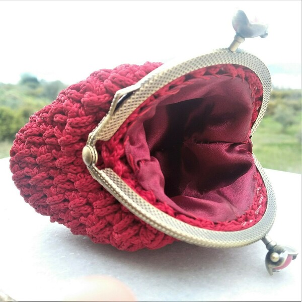 Red purse/ Πλεκτό πορτοφολάκι με ιδιαίτερο λουλουδένιο κλείσιμο - πλεκτό, λουλούδι, πορτοφόλια κερμάτων - 4