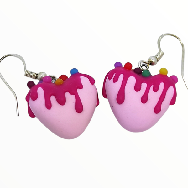 Σκουλαρίκια ροζ σοκολατάκια σε σχήμα καρδιάς (pink chokolate hearts earrings),χειροποίητα κοσμήματα απομίμησης φαγητού απο πολυμερικό πηλό Mimitopia - καρδιά, πηλός, χειροποίητα, γλυκά