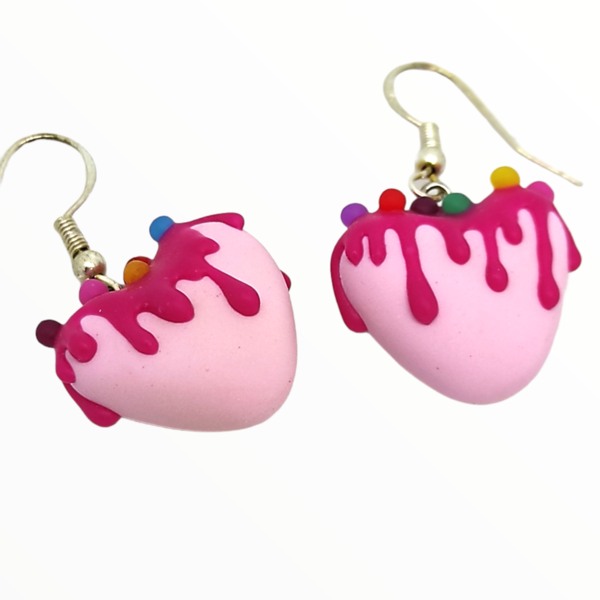 Σκουλαρίκια ροζ σοκολατάκια σε σχήμα καρδιάς (pink chokolate hearts earrings),χειροποίητα κοσμήματα απομίμησης φαγητού απο πολυμερικό πηλό Mimitopia - καρδιά, πηλός, χειροποίητα, γλυκά - 3