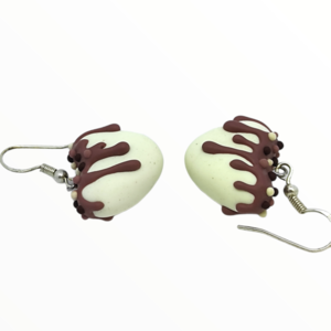 Σκουλαρίκια σοκολατάκια με λευκή σοκολάτα σε σχήμα καρδιάς (chokolate hearts earrings),χειροποίητα κοσμήματα απομίμησης φαγητού απο πολυμερικό πηλό Mimitopia - καρδιά, πηλός, χειροποίητα, γλυκά - 5