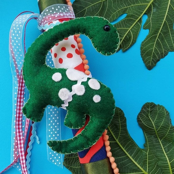 Πασχαλινή χειροποίητη λαμπάδα με πράσινο τσόχινο δεινόσαυρο -Βραχιόσαυρος - λαμπάδες, δεινόσαυρος, για παιδιά, ζωάκια, για μωρά - 3