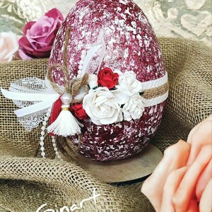 Πασχαλινό διακοσμητικό αυγό foam 15cm ιριδίζον κόκκινο-λευκό με ξύλινη βάση - λουλούδια, νονά, διακοσμητικά, πασχαλινά αυγά διακοσμητικά