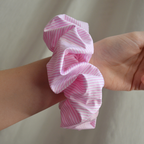 Χειροποίητο ριγέ Scrunchie "The one with the pink striped scrunchie" - βαμβάκι, χειροποίητα, άνοιξη, λαστιχάκια μαλλιών - 2