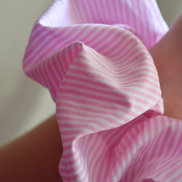 Χειροποίητο ριγέ Scrunchie "The one with the pink striped scrunchie" - βαμβάκι, χειροποίητα, άνοιξη, λαστιχάκια μαλλιών - 3