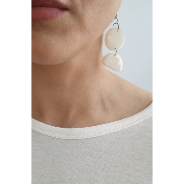 Σκουλαρίκια από υγρό γυαλί κρεμαστά βότσαλο 7x2,8 εκ. λευκά - ατσάλι/ Liquid glass earrings stones 7x2,8 cm white steel - γυαλί, ατσάλι, κρεμαστά, μεγάλα, βότσαλα - 3