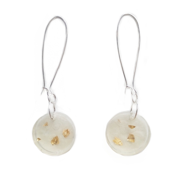 Σκουλαρίκια από υγρό γυαλί στρογγυλά 2,5 εκ. λευκά με φύλλο χρυσού και επάργυρα γαντζάκια/ Liquid glass round earrings 2,5 cm white with gold leaf and silver plated hooks - ασήμι, γυαλί, επάργυρα, κρεμαστά