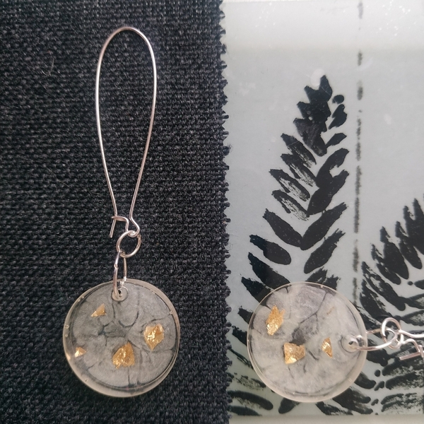 Σκουλαρίκια από υγρό γυαλί στρογγυλά 2,5 εκ. λευκά με φύλλο χρυσού και επάργυρα γαντζάκια/ Liquid glass round earrings 2,5 cm white with gold leaf and silver plated hooks - ασήμι, γυαλί, επάργυρα, κρεμαστά - 2