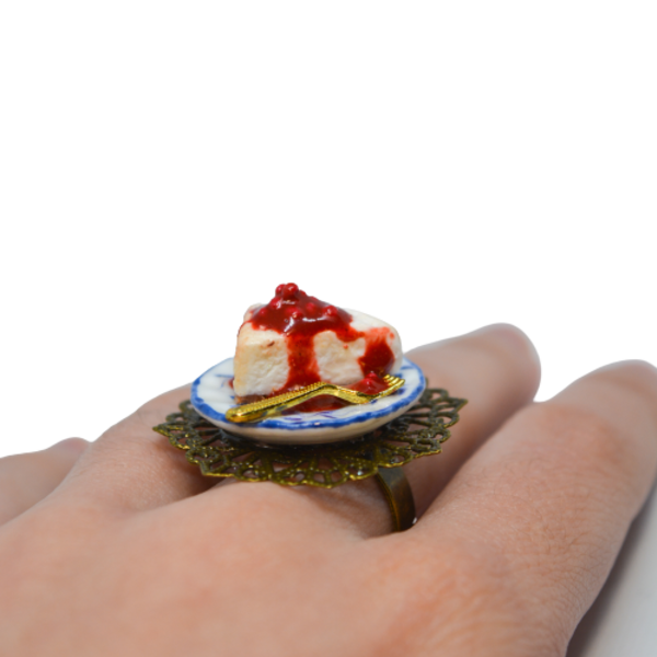 Χειροποίητο δαχτυλίδι cheesecake απο πολυμερικό πηλό σε πορσελάνινο πιατάκι. - πηλός, μεγάλα, αυξομειούμενα, φθηνά - 4