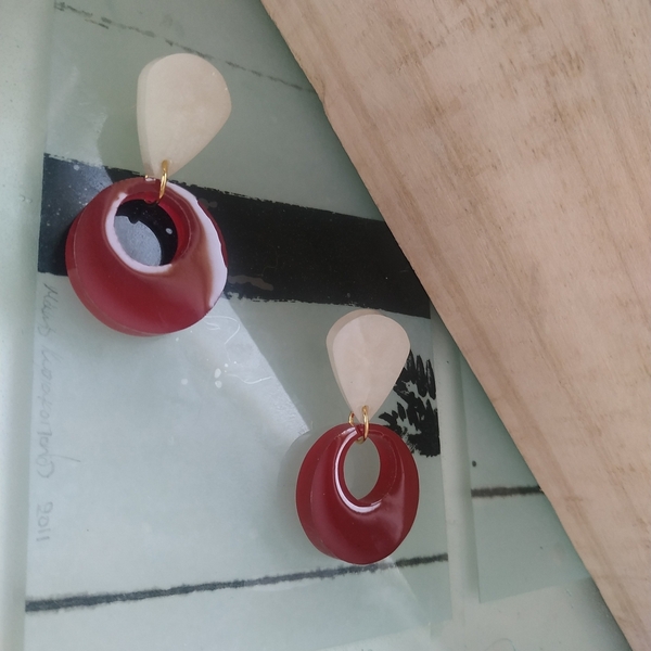 Σκουλαρίκια από υγρό γυαλί κόκκινο-λευκό 5,5x3 εκ. καρφωτά/ Liquid glass stud earrings red-white 5,5x3 cm - γυαλί, ατσάλι, κρεμαστά, μεγάλα - 5