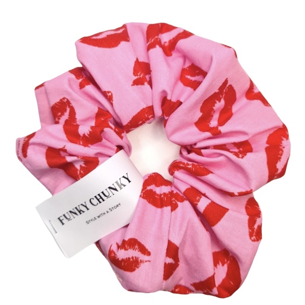 Pink kiss scrunchie - μαλλί, λαστιχάκια μαλλιών