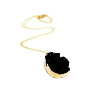 Κολιέ κοντό ασήμι 925 επιχρυσωμένη αλυσίδα με μικρό χρυσό στοιχείο από μοτιφ ρητίνης σε χρώμα μαύρο - ασήμι, charms, επιχρυσωμένα, κοντά, boho
