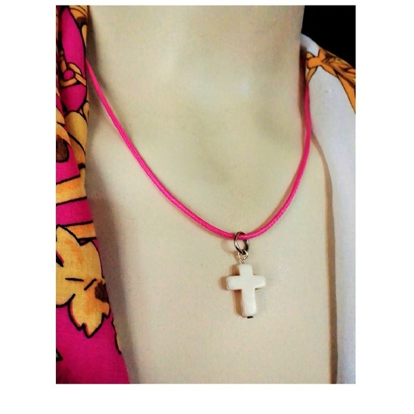 Γυναικείο μενταγιόν με λευκό χαολίτη σταυρό σε φούξια snake cord. - σταυρός, κοντά, γιορτή της μητέρας - 2