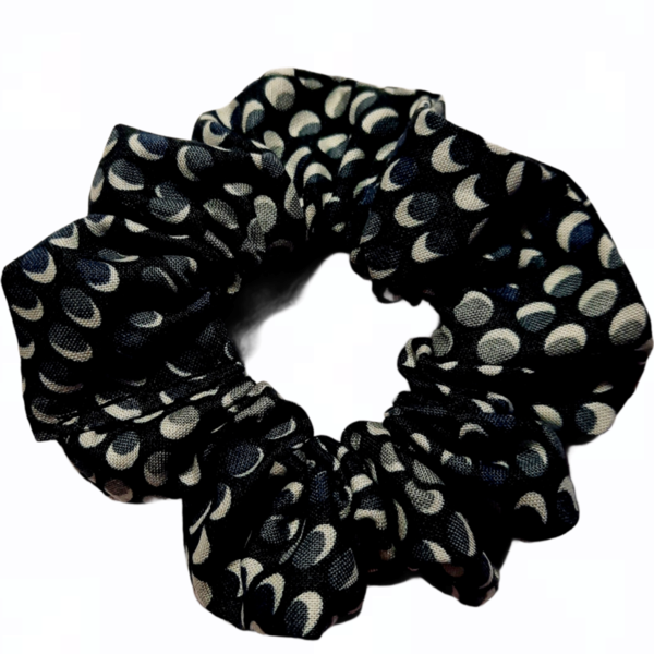 Μαύρο Scrunchie με γκρι σχέδια - για τα μαλλιά, λαστιχάκια μαλλιών