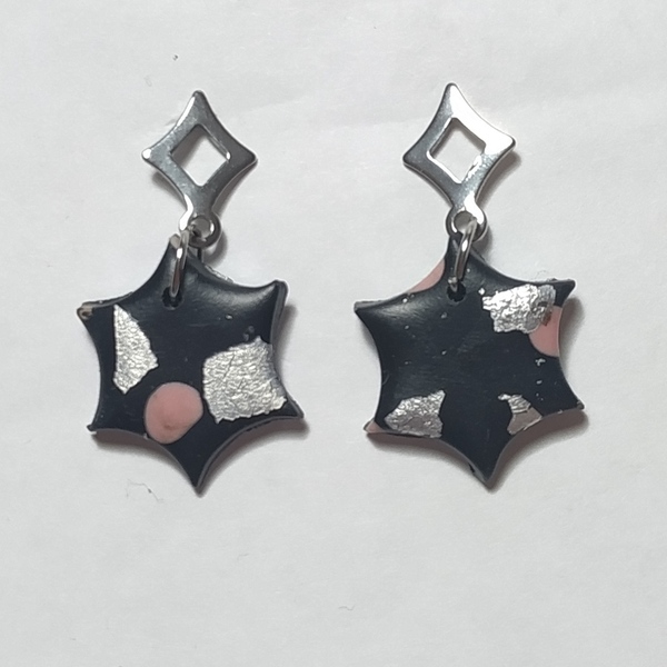 Μαύρα αστεράκια από πολυμερικό πηλό και silver flakes και ροζ πουά - πηλός, καρφωτά, μικρά, ατσάλι - 3