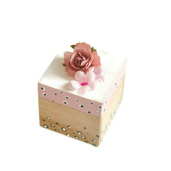 Ξύλινο, τετράγωνο κουτάκι κοσμημάτων, μεγέθους 5x5 εκατοστών, ζωγραφισμένο στο χέρι - κορίτσι, οργάνωση & αποθήκευση, romantic