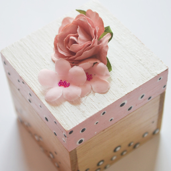 Ξύλινο, τετράγωνο κουτάκι κοσμημάτων, μεγέθους 5x5 εκατοστών, ζωγραφισμένο στο χέρι - κορίτσι, οργάνωση & αποθήκευση, romantic - 2