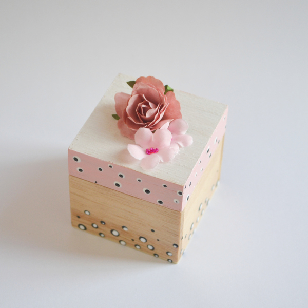 Ξύλινο, τετράγωνο κουτάκι κοσμημάτων, μεγέθους 5x5 εκατοστών, ζωγραφισμένο στο χέρι - κορίτσι, οργάνωση & αποθήκευση, romantic - 5