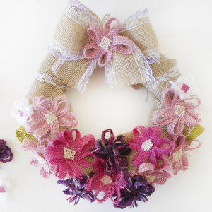 Στεφάνι ανοιξιάτικο με χειροποίητα μοβ και ροζ λουλούδια από κορδέλες-λινάτσες. Διαμ. 25cm - άνοιξη, στεφάνια, ανοιξιάτικο, λουλούδια