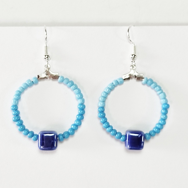 Σκουλαρίκια κρίκοι με μπλε χάντρα κύβο - κρίκοι, χάντρες, μοδάτο, faux bijoux, φθηνά - 2