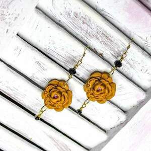 Κρεμαστά σκουλαρίκια κίτρινο-μαύρο με τριαντάφυλλο από πολυμερικό πηλό. - πηλός, λουλούδι, ατσάλι, κρεμαστά - 2