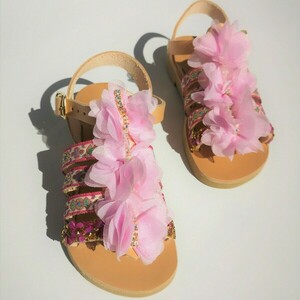 Χειροποίητο δερμάτινο σανδάλι με ροζ λουλούδια και χρωματιστά πετραδάκια - δέρμα, λουλούδια, boho, φλατ, ankle strap - 2