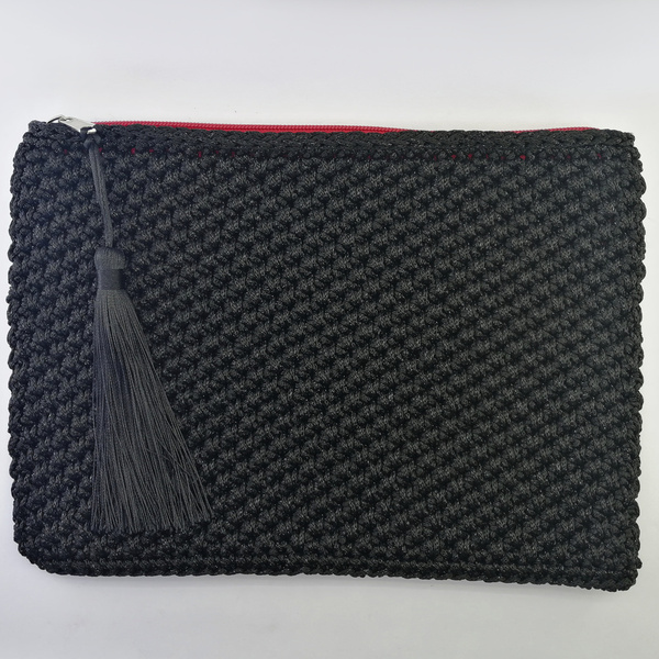 Μαύρη πλεκτή τσάντα clutch με κόκκινο φερμουάρ και φούντα - clutch, απαραίτητα καλοκαιρινά αξεσουάρ, boho, χειρός, πλεκτές τσάντες