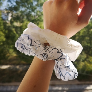 Σετ από δύο υφασμάτινα scrunchies λαστιχάκια μαλλιών κοφτά μπροντερι. - ύφασμα, φλοράλ, δώρα για γυναίκες, λαστιχάκια μαλλιών - 3