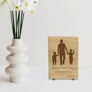 Ξύλινη Κάρτα με σταντ 12cm x 17cm -Πατέρας με 2 αγόρια-Δώρο για την Γιορτή του Πατέρα - δώρο, σε αγαπώ, οικογένεια, δώρα για τον μπαμπά, γιορτή του πατέρα - 2