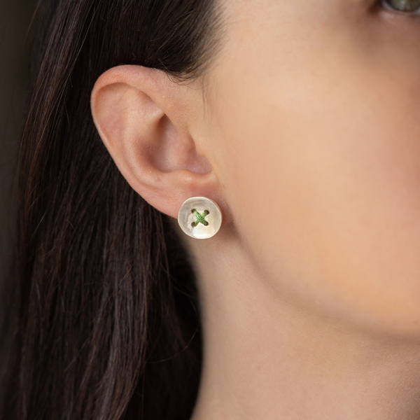 "Clasp" Ασημένια σκουλαρίκια σε σχήμα κουμπιού με κηροκλωστή - ασήμι, καρφωτά, μικρά - 2