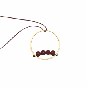 Μενταγιόν από ορείχαλκο με κόκκινες χάντρες, διάμετρος 3,5εκ. / necklace - κόκκινο, κερωμένα κορδόνια, γυναικεία, ορείχαλκος, γεωμετρικά σχέδια