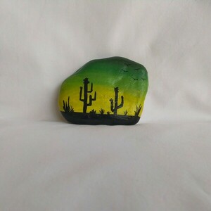 Διακοσμητική πέτρα θαλάσσης με τοπίο στην έρημο σε πράσινο-κίτρινο χρώμα - πέτρα, κάκτος, διακοσμητικές πέτρες - 2
