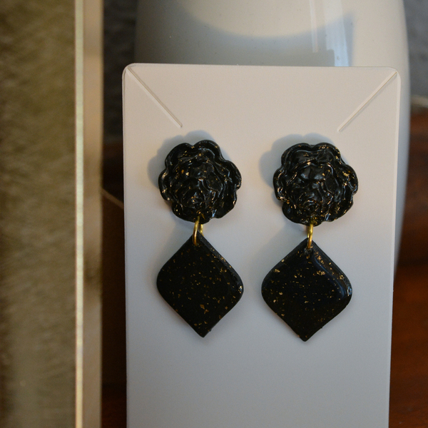 '' Minimal black rose'' κρεμαστά σκουλαρίκια απο πολυμερικό πηλό και γυαλί με ατσάλινο καρφάκι. - γυαλί, πηλός, λουλούδι, ατσάλι, κρεμαστά - 2