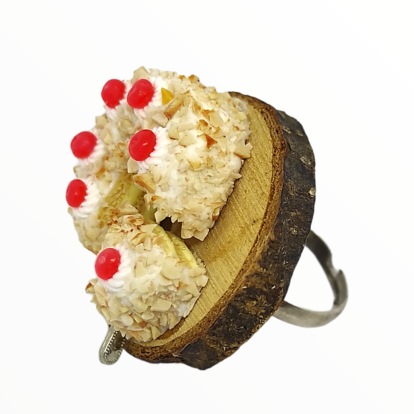 Χειροποίητο Δαχτυλίδι τούρτα almond σε ξύλινο κορμό,κοσμήματα απομίμησης γλυκών, χειροποίητα κοσμήματα μινιατούρες πολυμερικού πηλού Mimitopia - πηλός, boho, φαγητό, αυξομειούμενα - 3