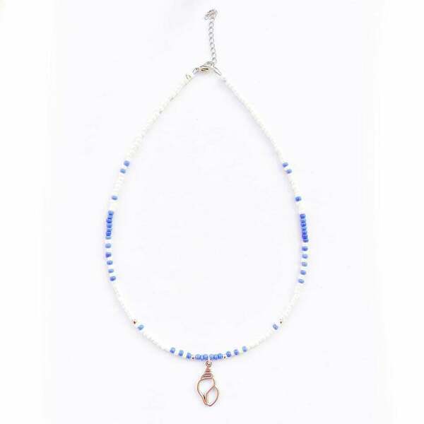 Κολιέ με λευκά περλέ και μπλε seed beads και μεταλλικό ζαμάκ κοχύλι - κοχύλι, χάντρες, απαραίτητα καλοκαιρινά αξεσουάρ, κοντά, ατσάλι