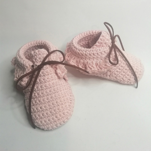 Πλεκτά παπουτσάκια αγκαλιάς "For a walk" ροζ- nude - δώρα για βάπτιση, δώρο γέννησης, αγκαλιάς