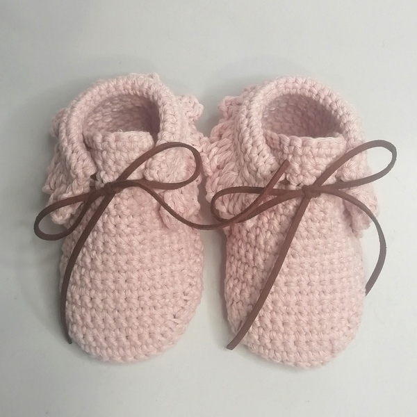 Πλεκτά παπουτσάκια αγκαλιάς "For a walk" ροζ- nude - δώρα για βάπτιση, δώρο γέννησης, αγκαλιάς - 2