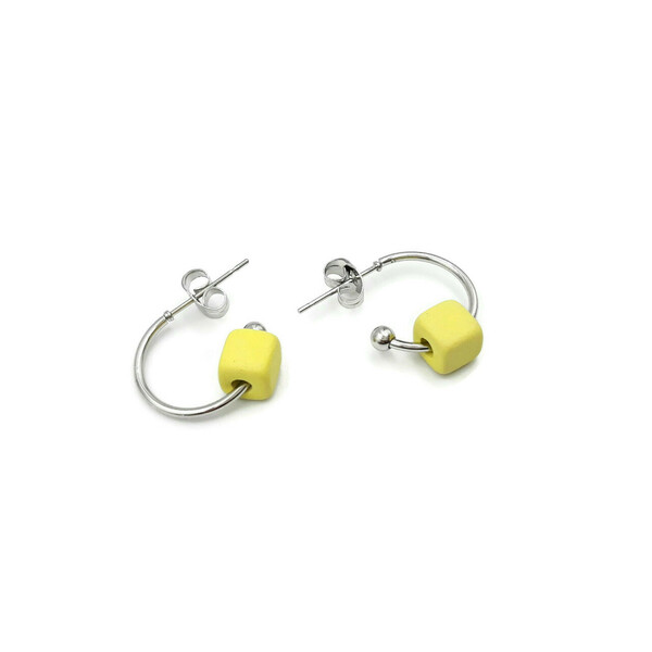 Ατσάλινα διακριτικά σκουλαρίκια με κύβους σε κίτρινο χρώμα. - κρίκοι, πέτρες, μικρά, ατσάλι - 2